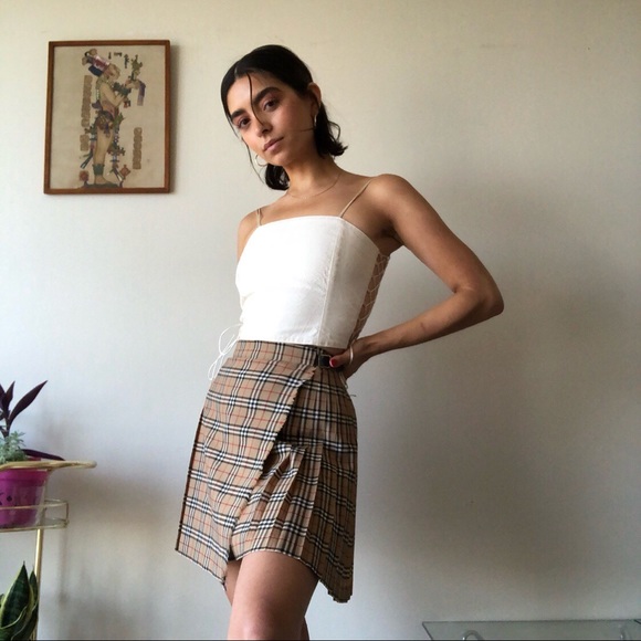 Burberry’s classic school girl skirt - Picture 3 of 4